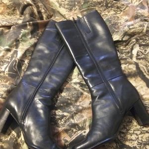Like new heeled boots.